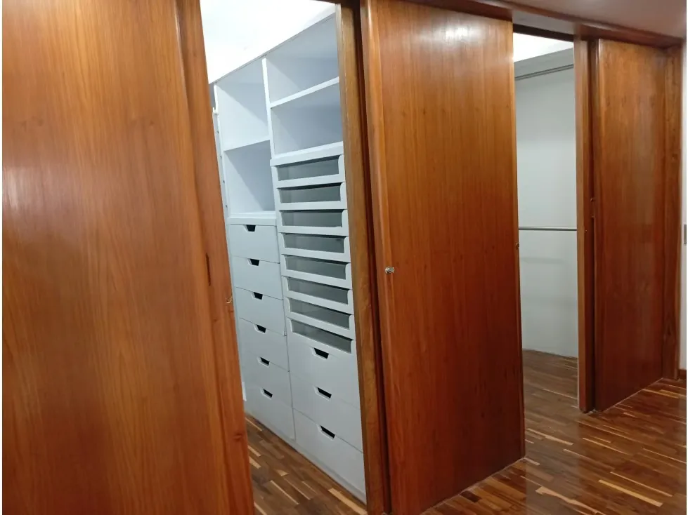 Alquilo fabuloso apartamento 411m2 5hab 6b 3p Los Chorros 9110 - 44
