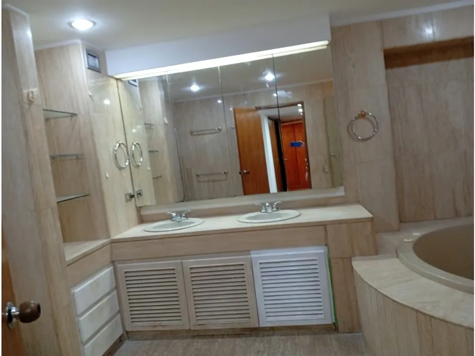 Alquilo fabuloso apartamento 411m2 5hab 6b 3p Los Chorros 9110 - 48