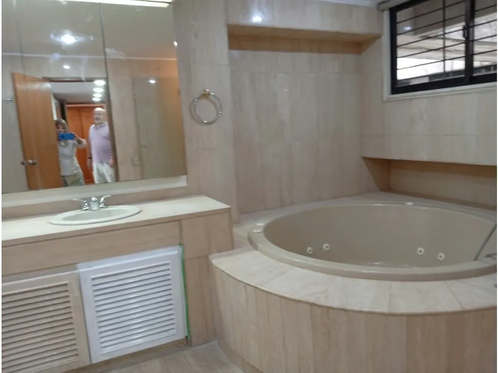 Alquilo fabuloso apartamento 411m2 5hab 6b 3p Los Chorros 9110 - 49