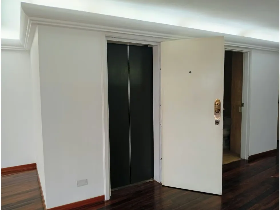 Alquilo fabuloso apartamento 411m2 5hab 6b 3p Los Chorros 9110 - 9