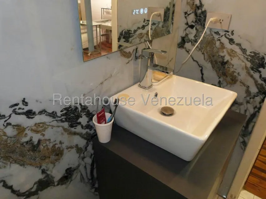Apartamento (1 Nivel) en Alquiler en Los Dos Caminos, Distrito Metropolitano - 16