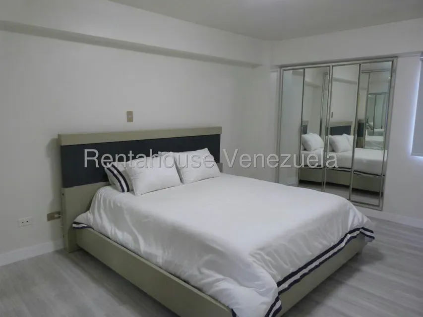 Apartamento (1 Nivel) en Alquiler en Los Dos Caminos, Distrito Metropolitano - 25