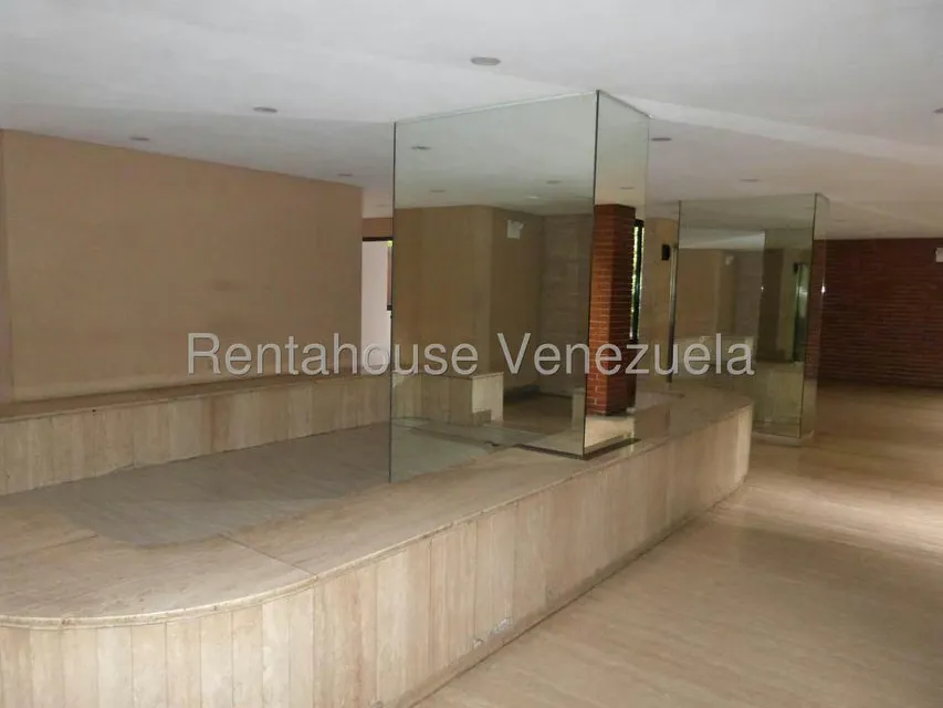 Apartamento (1 Nivel) en Alquiler en Los Dos Caminos, Distrito Metropolitano - 5
