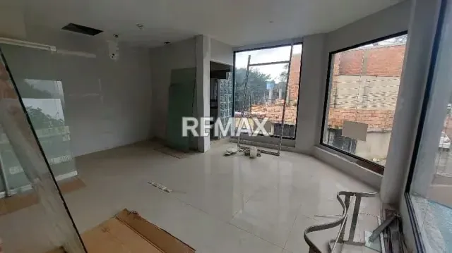 Se Alquila Local Comercial, 1er Piso con vista a la Calle Principal Barrio Las Flores - 3