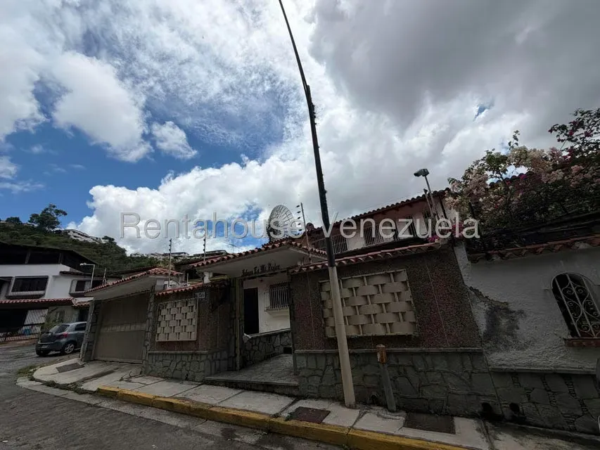 Casa (Multipes Niveles) en Venta en Colinas de Santa Monica, Distrito Metropolitano - 2