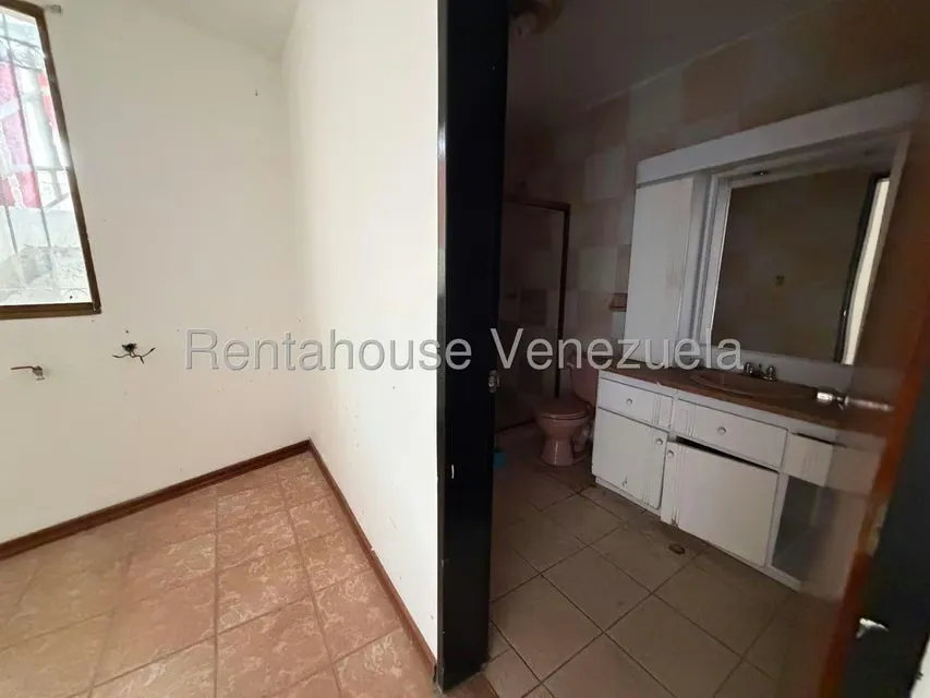 Casa (Multipes Niveles) en Venta en Colinas de Santa Monica, Distrito Metropolitano - 39