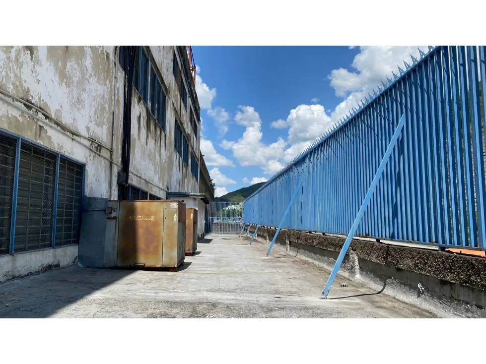 Vendo edificio industrial 4.200m2 Guarenas 0916 - 5