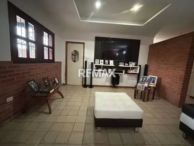 HERMOSA CASA EN VENTA EN LA ZONA DEL LIMON - 2