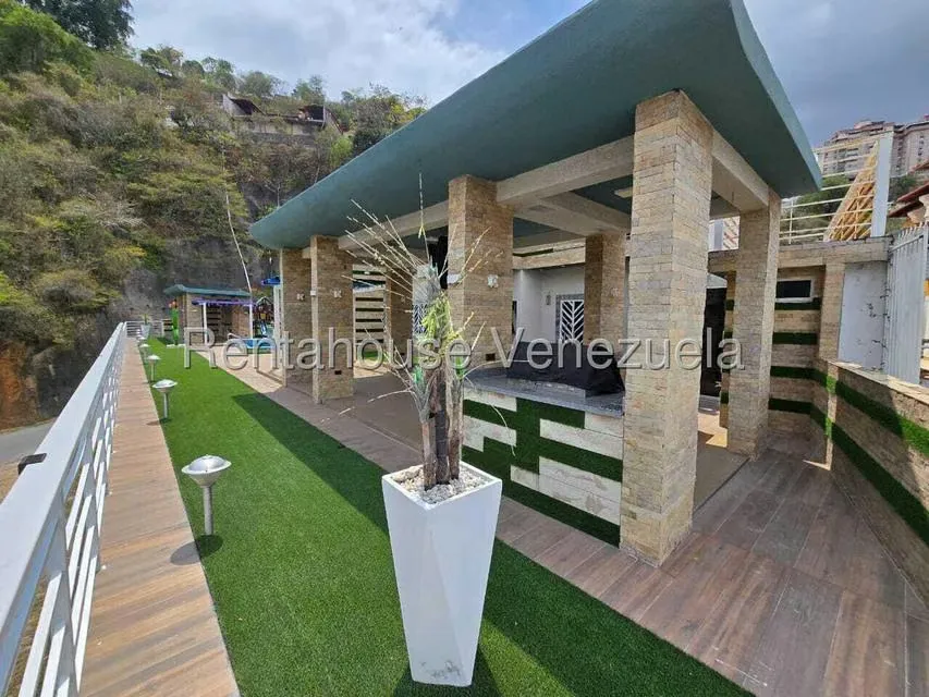 Townhouse (Duplex) en Venta en Colinas de Santa Monica, Distrito Metropolitano - 2