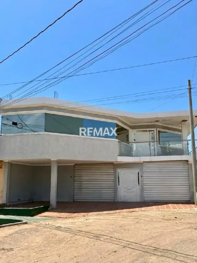 Casa actualizada en Urbanización Altamira, Zona Oeste. En Venta