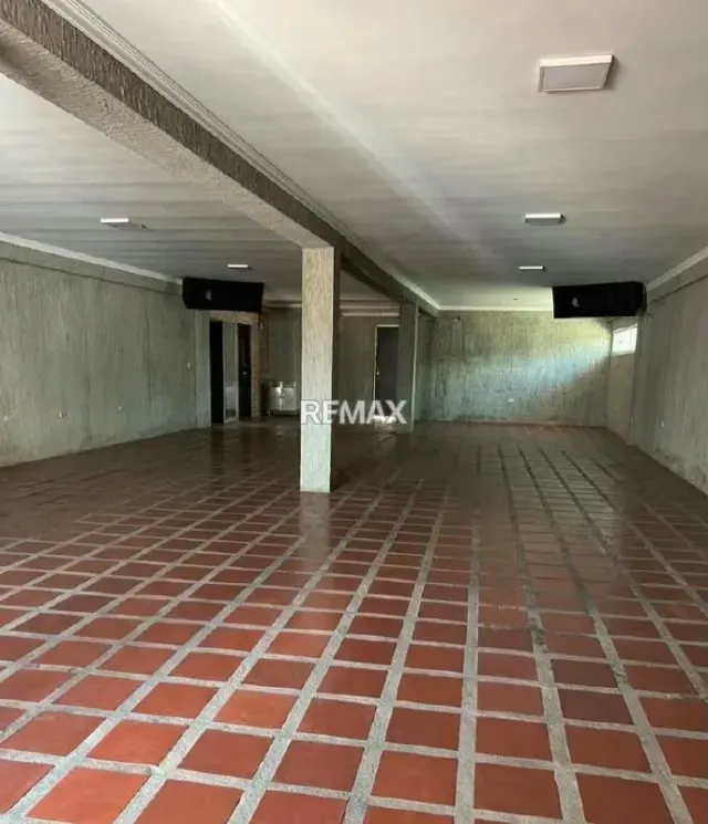 Casa actualizada en Urbanización Altamira, Zona Oeste. En Venta - 15
