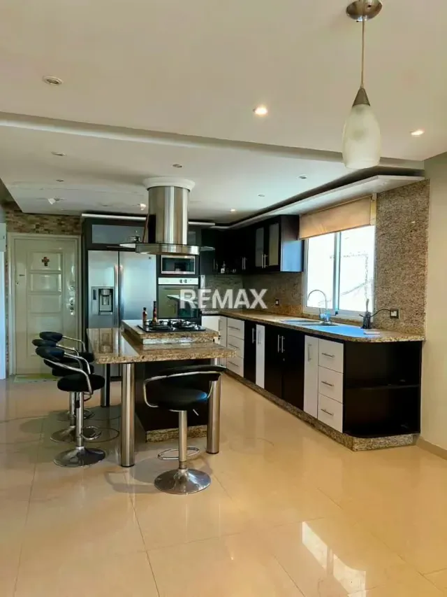 Casa actualizada en Urbanización Altamira, Zona Oeste. En Venta - 2