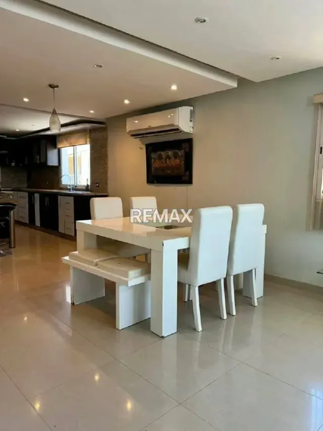 Casa actualizada en Urbanización Altamira, Zona Oeste. En Venta - 3