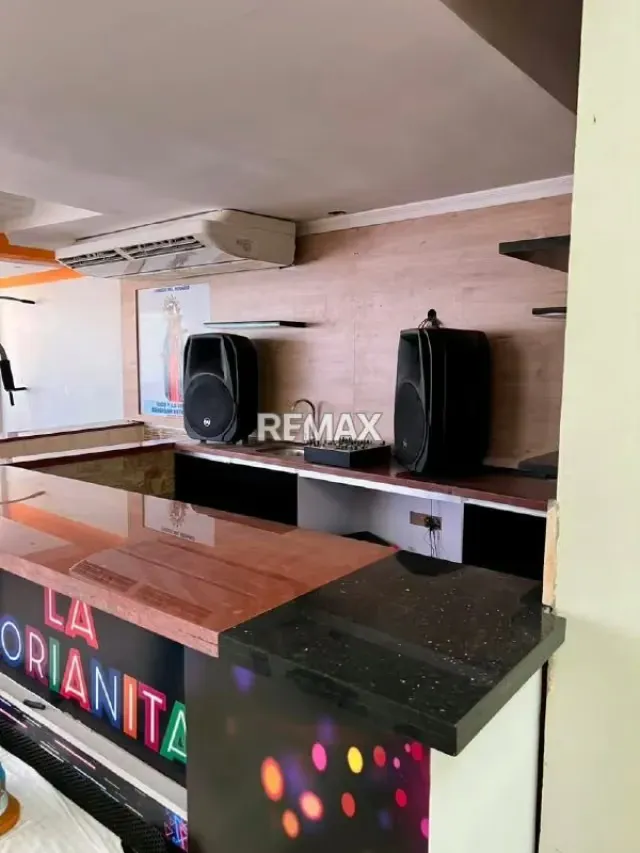 Casa actualizada en Urbanización Altamira, Zona Oeste. En Venta - 7