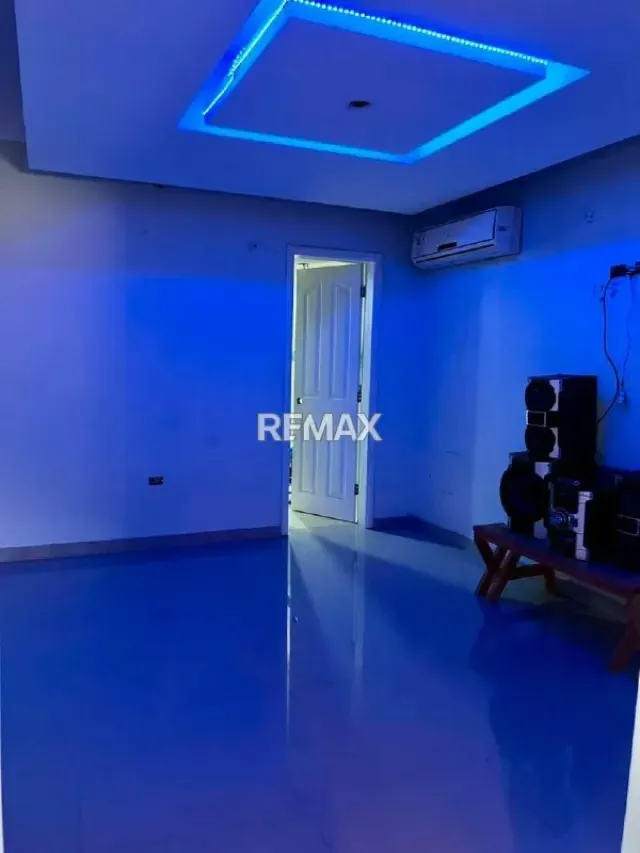 Casa actualizada en Urbanización Altamira, Zona Oeste. En Venta - 9