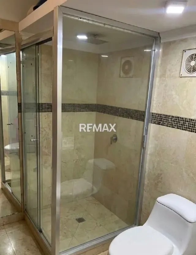 Casa actualizada en Urbanización Altamira, Zona Oeste. En Venta - 10