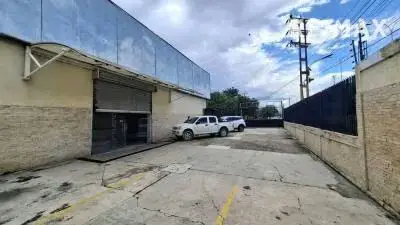 Venta de Galpón Comercial en Esquina Av Industrial
