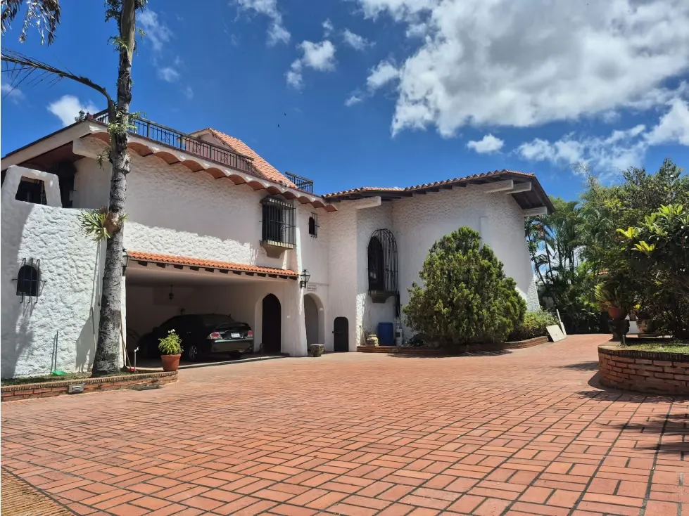 Vendo casa 500m2 Lomas del Club Hipico 8370