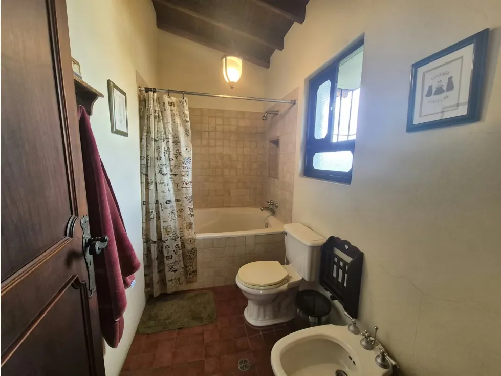 Vendo casa 500m2 Lomas del Club Hipico 8370 - 22