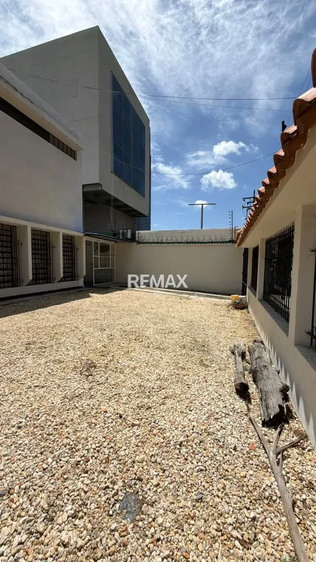 Se Vende Casa COMERCIAL Urb El Viñedo Av Carlos Sanda - 3