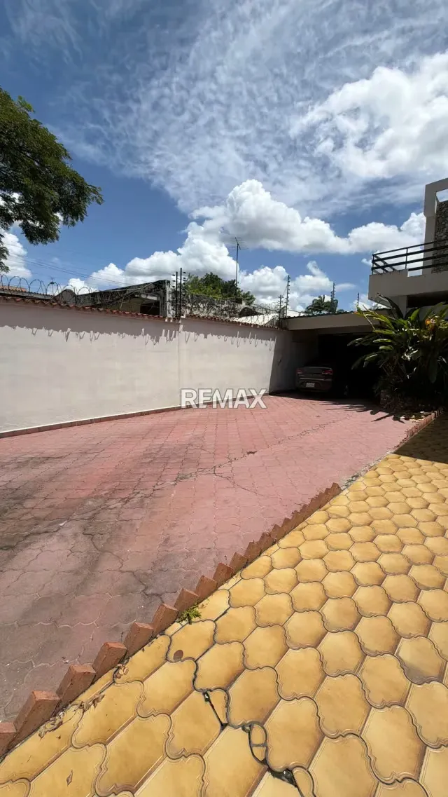Se Vende Casa COMERCIAL Urb El Viñedo Av Carlos Sanda - 5