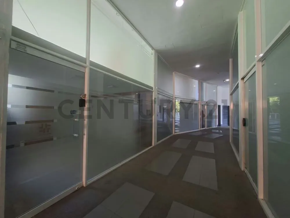 En Alquiler: Oficina de 17 m² – C.C. Lomas de la Lagunita, Caracas - 2