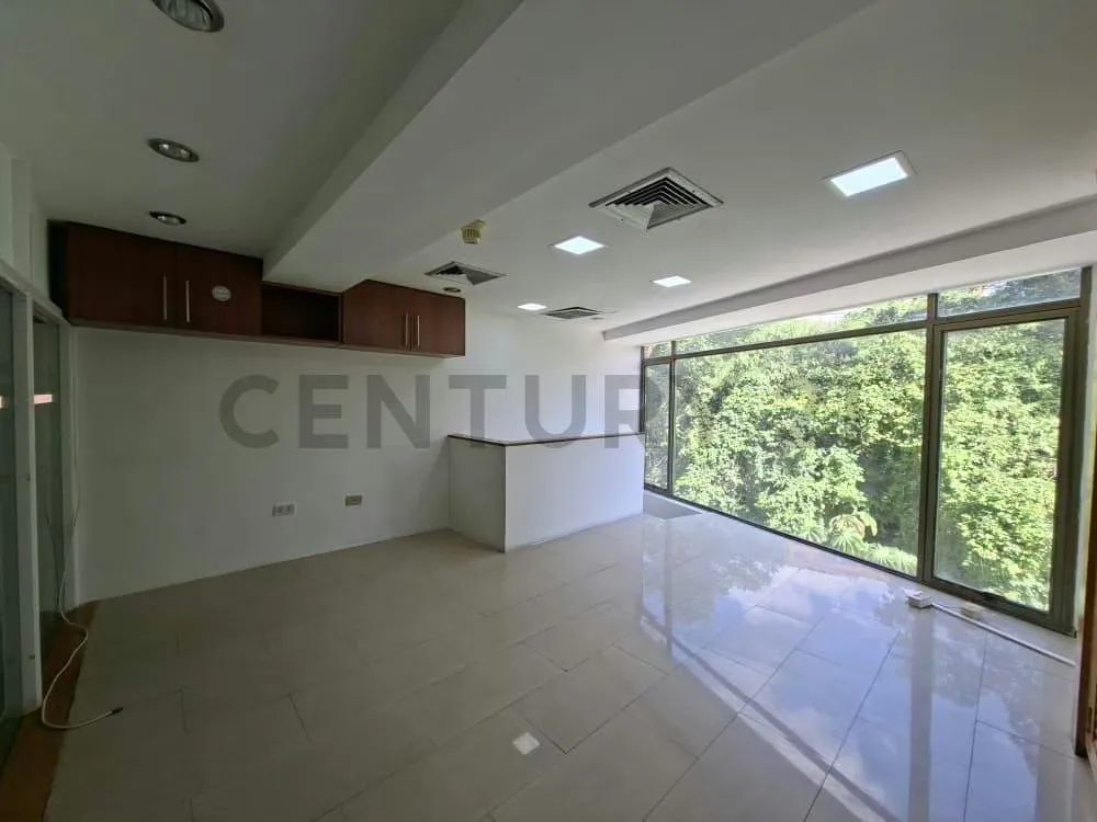 En Alquiler: Oficina de 17 m² – C.C. Lomas de la Lagunita, Caracas - 6