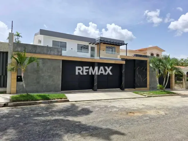 Moderna casa recién remodelada en La Viña