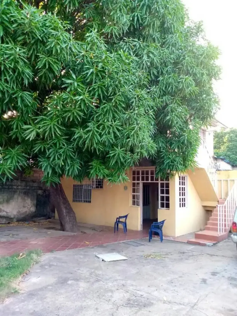 Casa de dos niveles, en pleno Centro de Anaco.