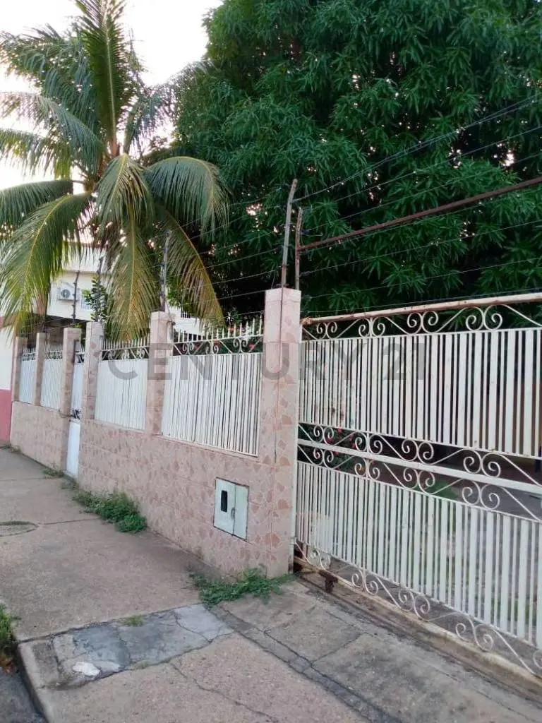 Casa de dos niveles, en pleno Centro de Anaco. - 3