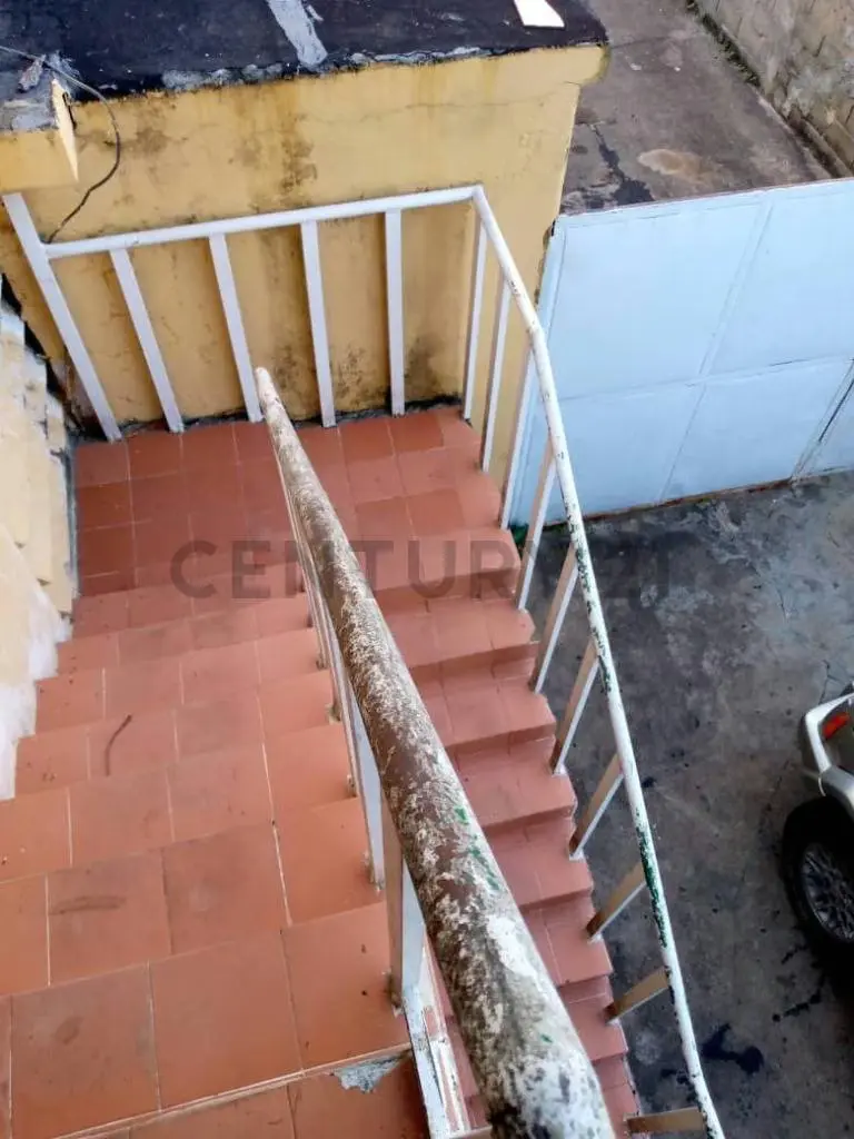 Casa de dos niveles, en pleno Centro de Anaco. - 9