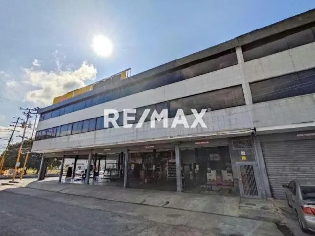 Gran Local Comercial En Venta 1908m2 en San Blas Valencia, Edo Carabobo. ( Distribuidora y venta de cauchos Pirelli) - 2
