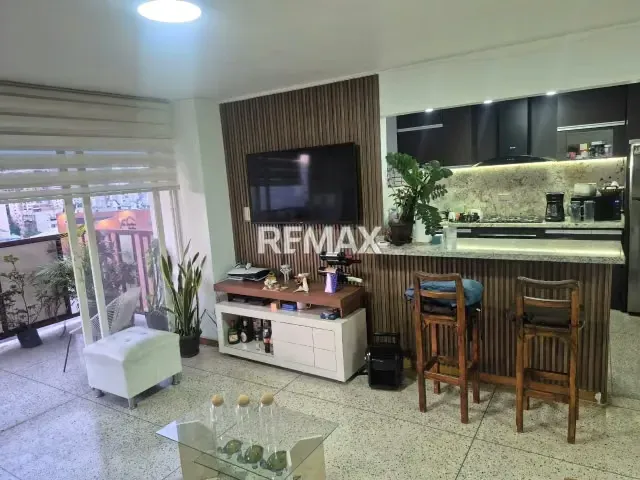 BELLO APARTAMENTO REMODELADO CON TERRAZA