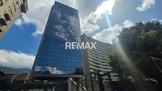 Alquiler de Amplia y amoblada Oficina en Torre Poliprima Santa Eduviges