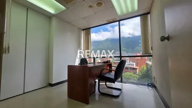 Alquiler de Amplia y amoblada Oficina en Torre Poliprima Santa Eduviges - 13