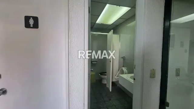 Alquiler de Amplia y amoblada Oficina en Torre Poliprima Santa Eduviges - 2