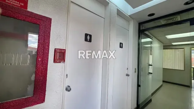 Alquiler de Amplia y amoblada Oficina en Torre Poliprima Santa Eduviges - 3