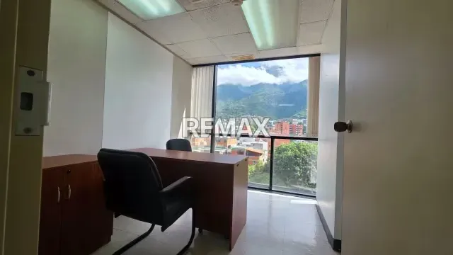 Alquiler de Amplia y amoblada Oficina en Torre Poliprima Santa Eduviges - 6