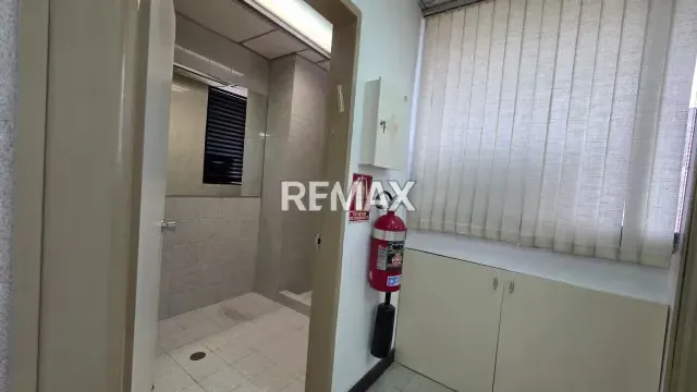 Alquiler de Amplia y amoblada Oficina en Torre Poliprima Santa Eduviges - 7