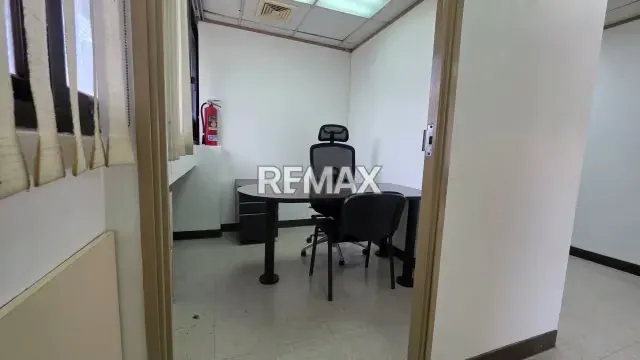 Alquiler de Amplia y amoblada Oficina en Torre Poliprima Santa Eduviges - 9