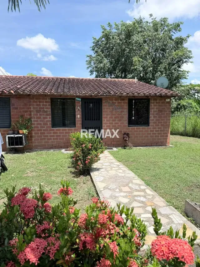 Venta casa de oportunidad Conj. Res. el Porvenir en Caucagua, a dos