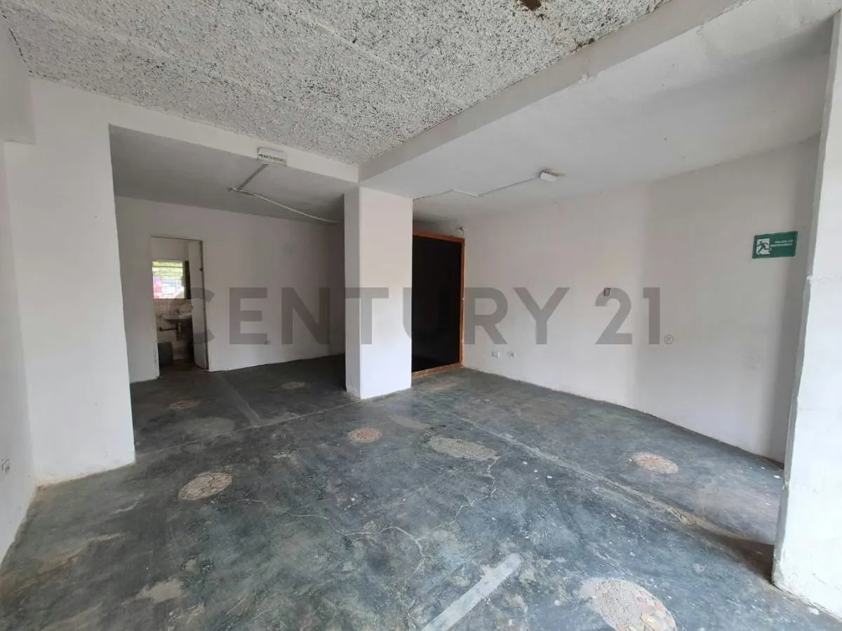 LOCAL COMERCIAL EN PUERTO LA CRUZ: VISIBILIDAD MÁXIMA Y TRÁFICO CONSTANTE - 2