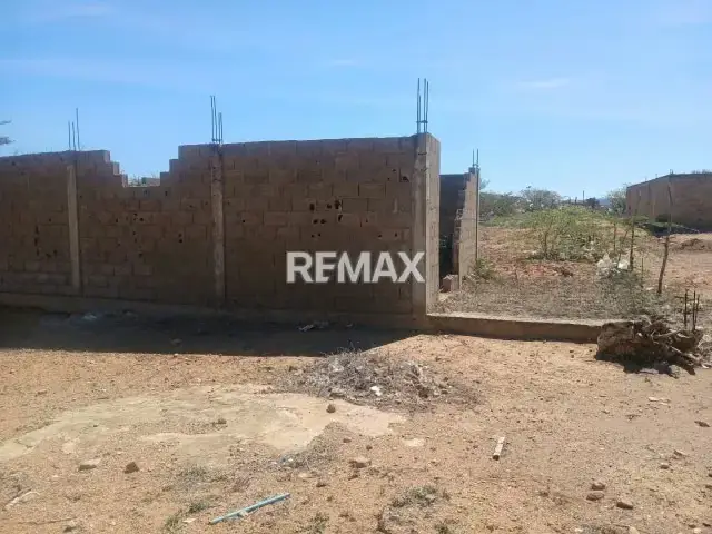Se Vende Terreno con Bienhechurias en la Vela de Coro Estado Falcón