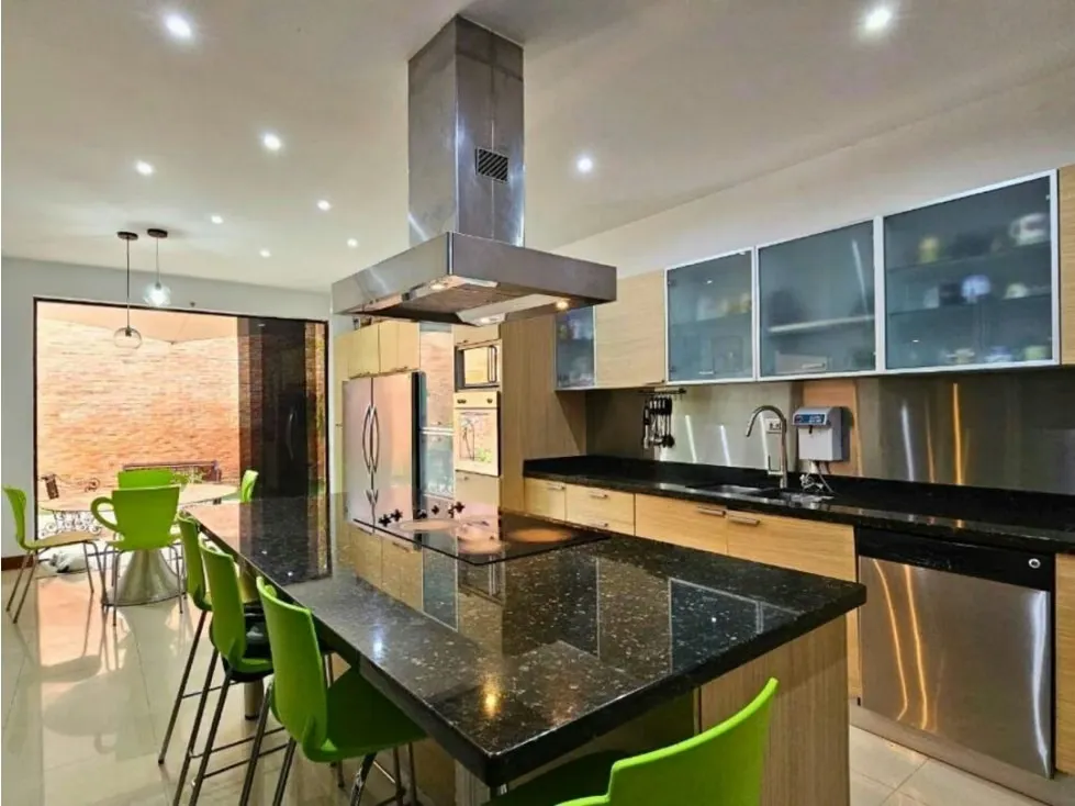 Vendo casa en calle cerrada 677m2 Prados del Este 6480 - 7