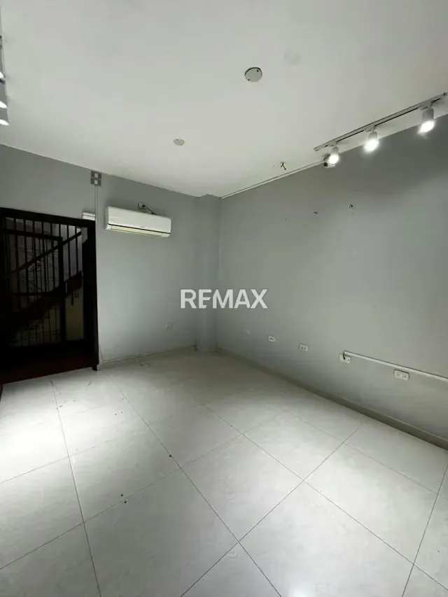 Se Alquila Oficina Comercial en Barrio obrero carrera 19 entre calle 10 y pasaje acueducto - 5