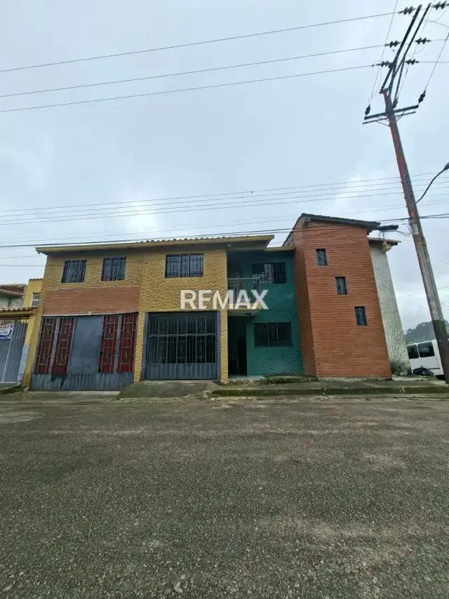 En venta Casa espaciosa con local comercial en Sector Llano La Cruz.