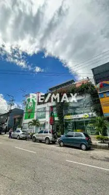 En Alquiler Terraza + Locales comerciales 24 y 25 Centro comercial Multiplazas Barrio obrero, pasaje acueducto.
