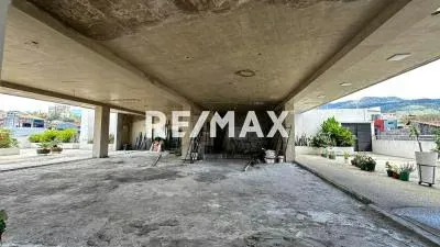 En Alquiler Terraza + Locales comerciales 24 y 25 Centro comercial Multiplazas Barrio obrero, pasaje acueducto. - 2