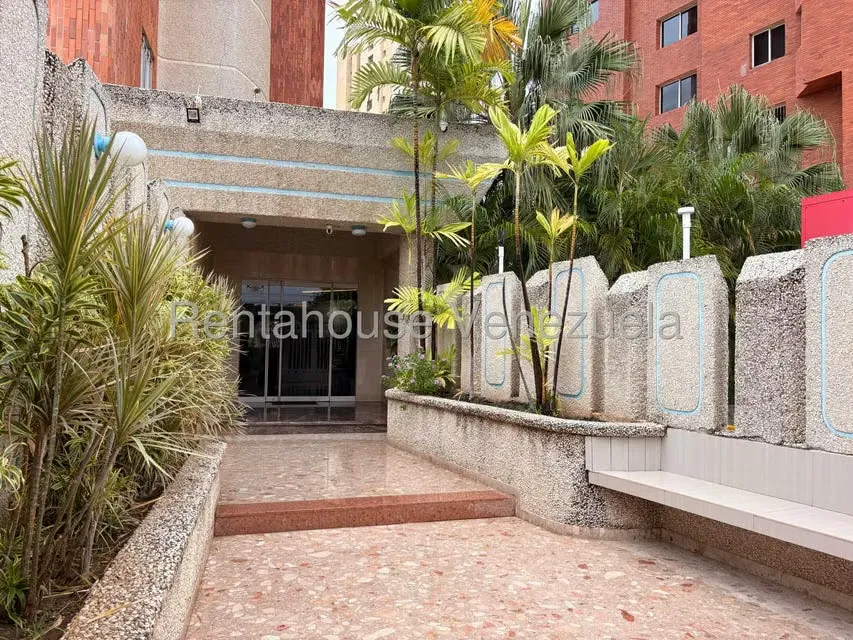 Apartamento (1 Nivel) en Alquiler en Avenida El Milagro, Zulia - 2