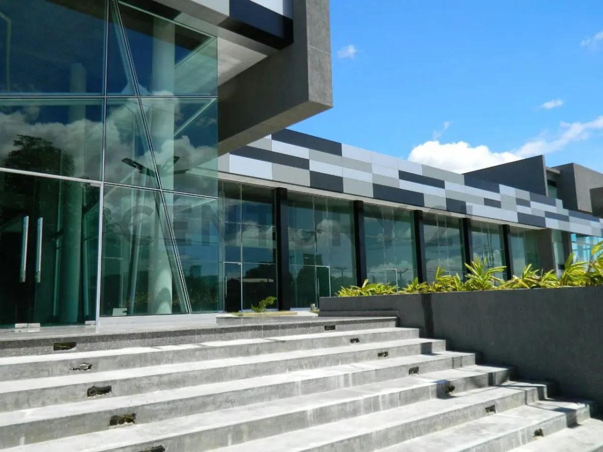 CENTRO COMERCIAL EN VENTA C.C Suata, Unare II Calle Neveri - 12